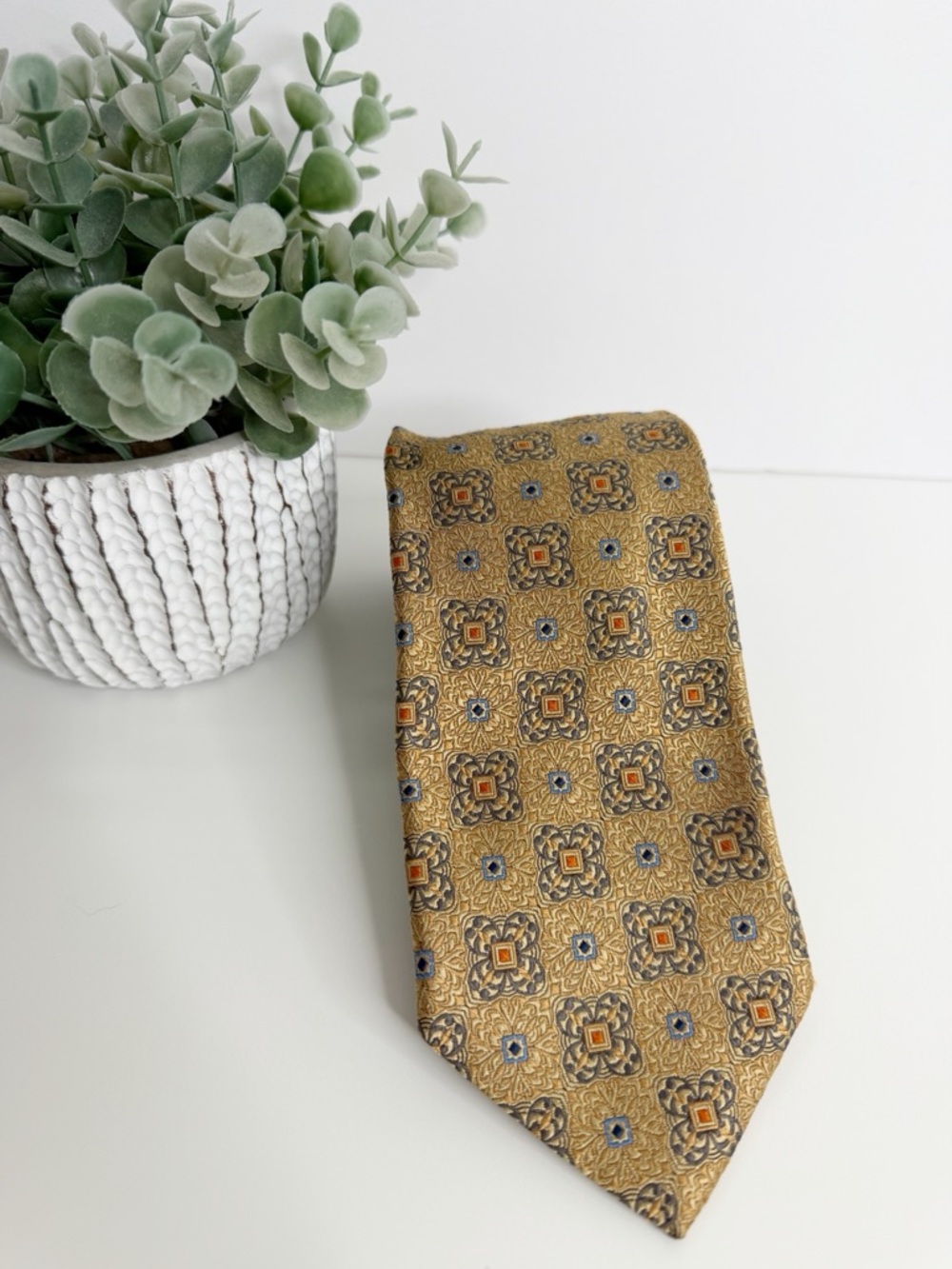 Jos. A. Bank Classic Gold Patterned Silk Tie Workwear 3 3/8” x 59 1/2” Preppy